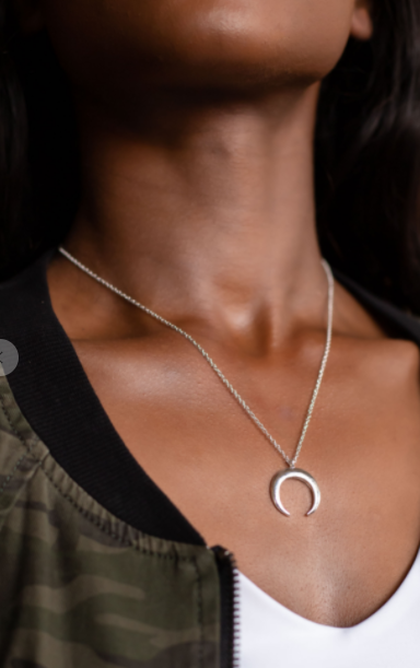 Horn shape necklace in silver or gold. - feelingchicboutique