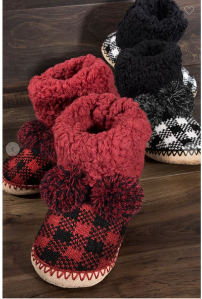 Buffalo Plaid Slippers in Black or Red - feelingchicboutique